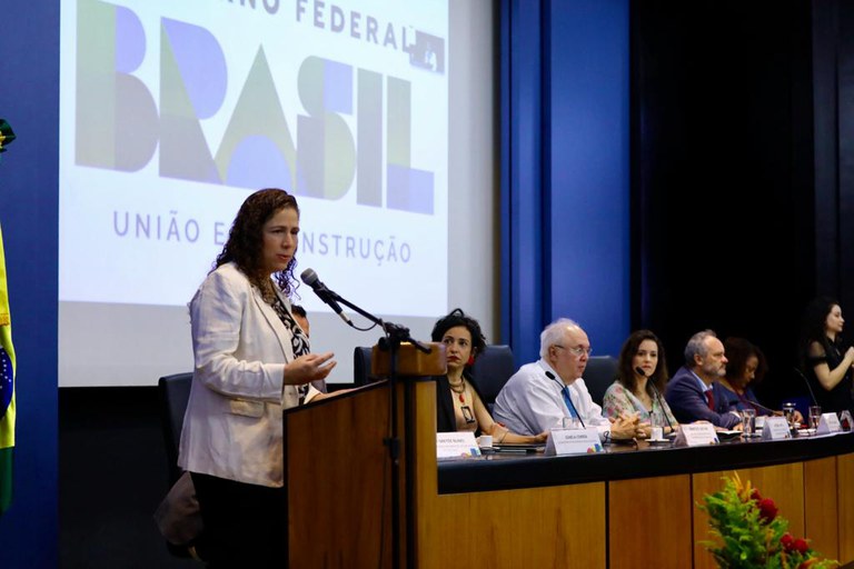 Esther Dweck discursa em evento